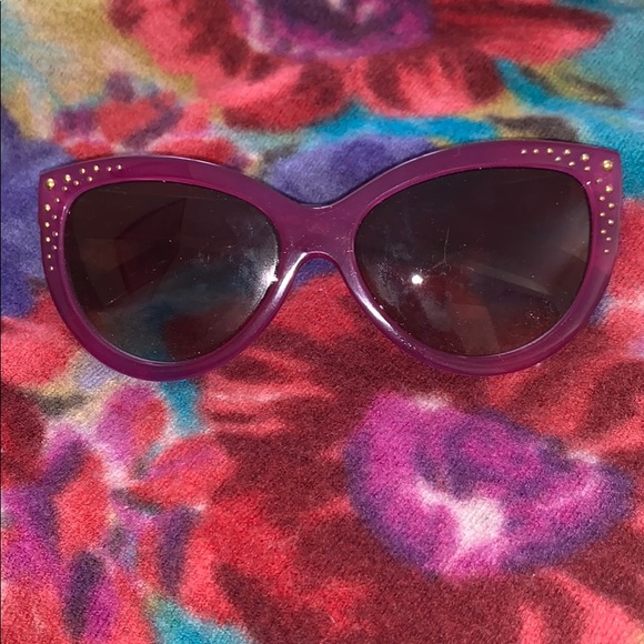 Cute pair of fuchsia sunglasses with gold studs - Picture 2 of 4